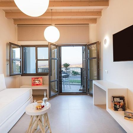 V77 Seafront Suites Resmo Dış mekan fotoğraf