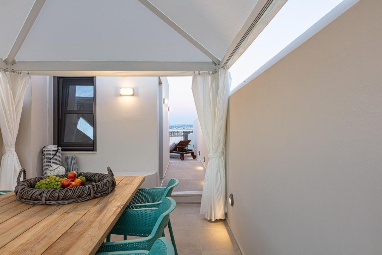 V77 Seafront Suites Resmo Dış mekan fotoğraf