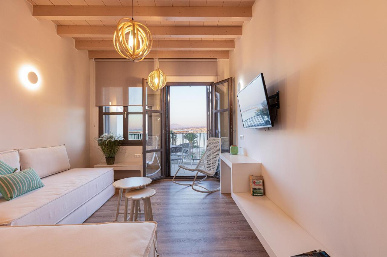 V77 Seafront Suites Resmo Dış mekan fotoğraf