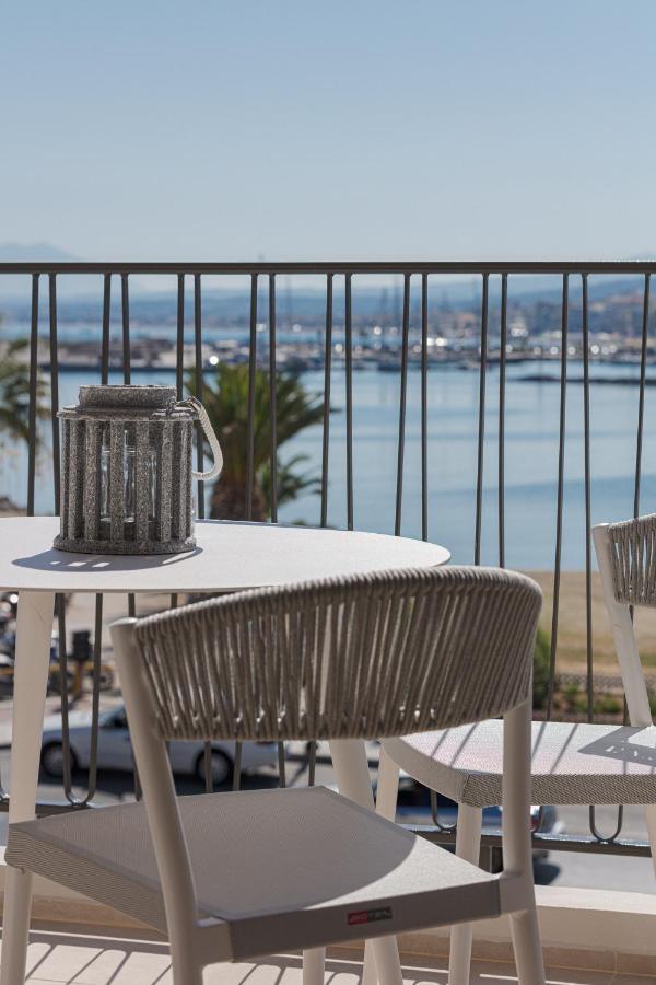 V77 Seafront Suites Resmo Dış mekan fotoğraf