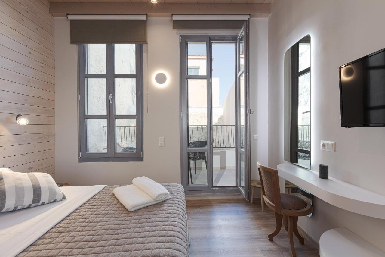 V77 Seafront Suites Resmo Dış mekan fotoğraf