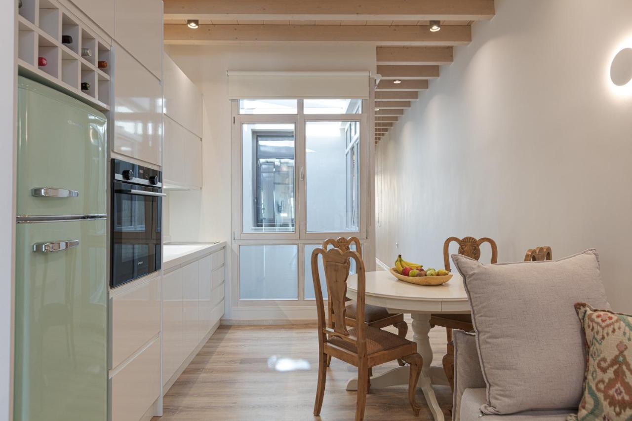 V77 Seafront Suites Resmo Dış mekan fotoğraf