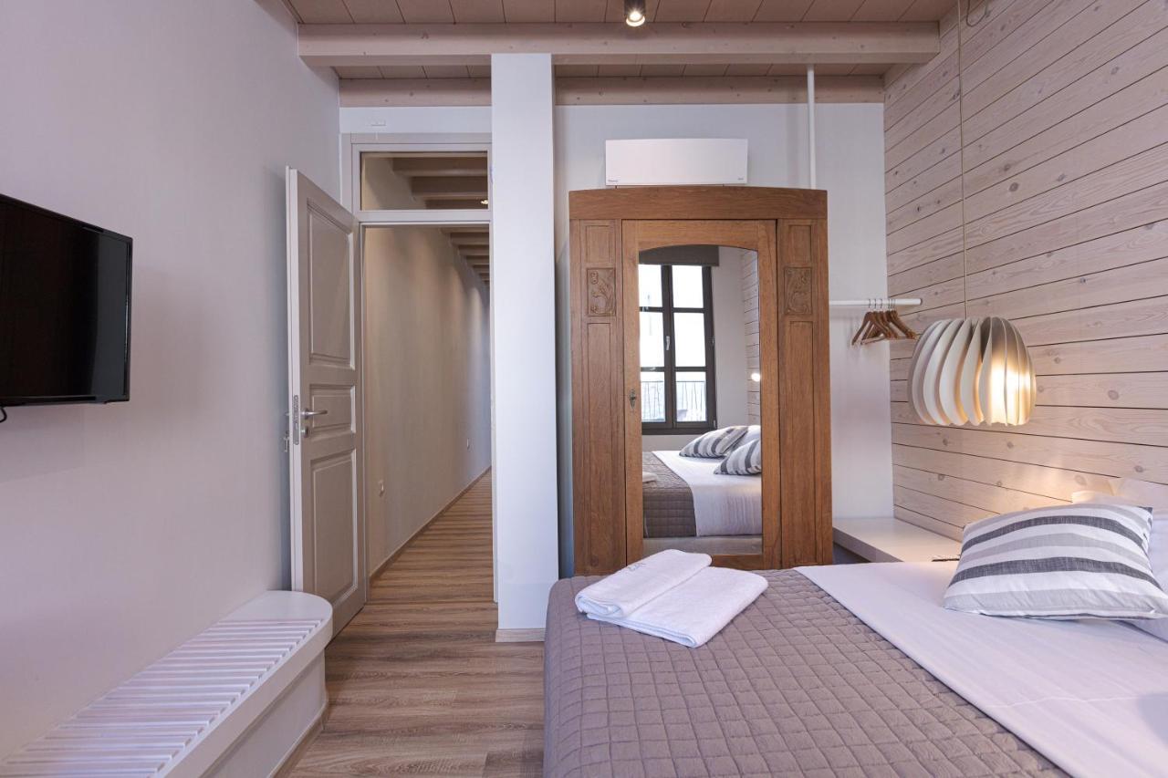 V77 Seafront Suites Resmo Dış mekan fotoğraf