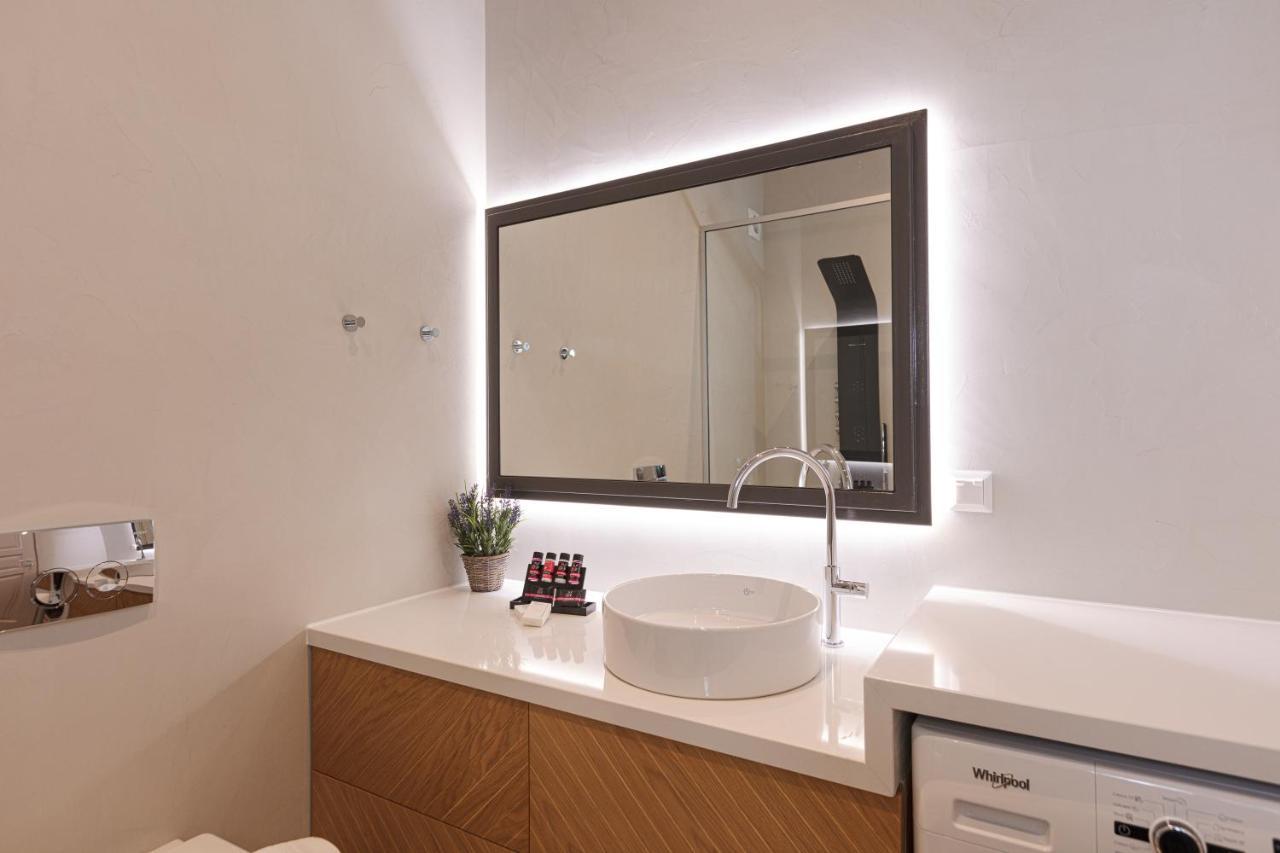 V77 Seafront Suites Resmo Dış mekan fotoğraf