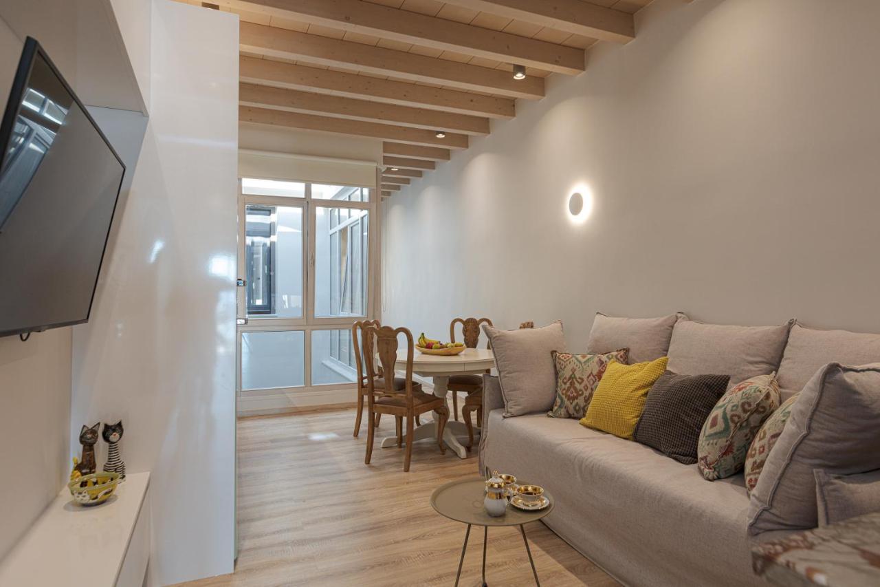 V77 Seafront Suites Resmo Dış mekan fotoğraf