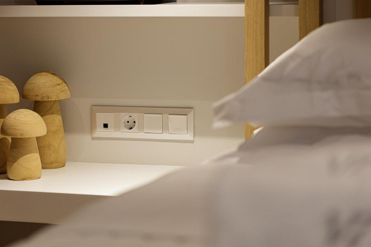 V77 Seafront Suites Resmo Dış mekan fotoğraf