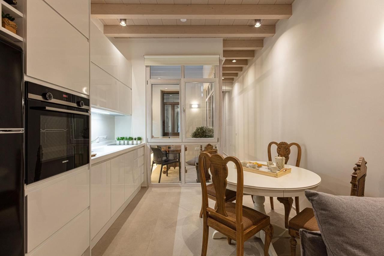 V77 Seafront Suites Resmo Dış mekan fotoğraf