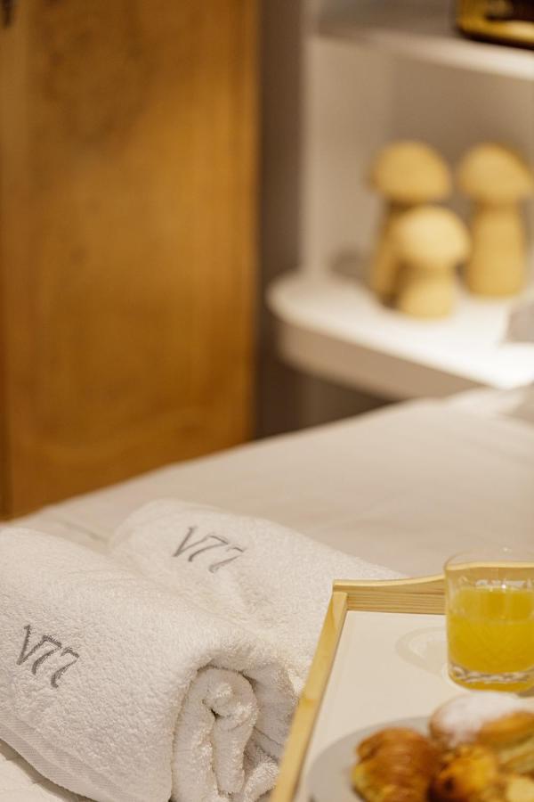 V77 Seafront Suites Resmo Dış mekan fotoğraf