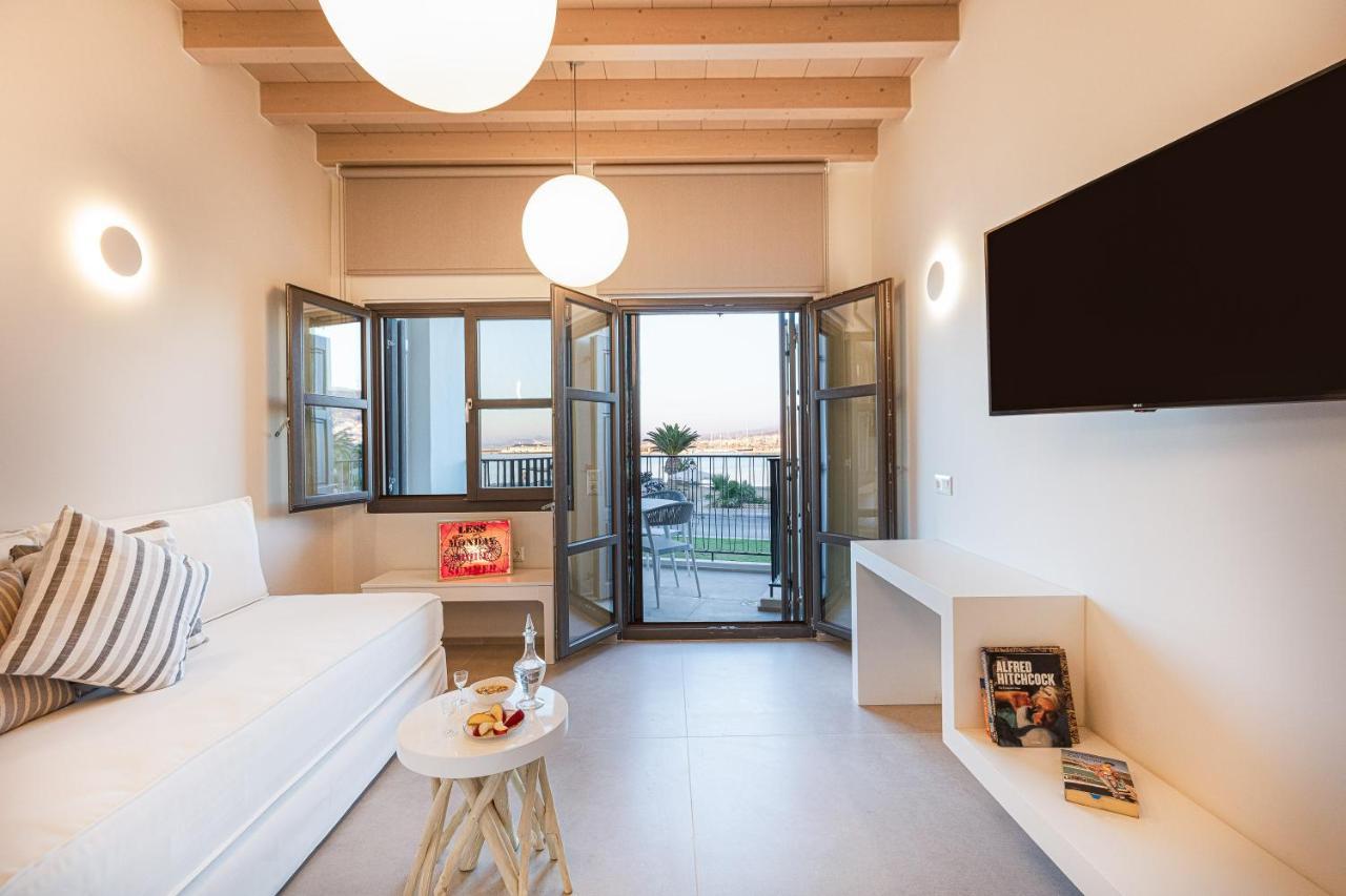 V77 Seafront Suites Resmo Dış mekan fotoğraf