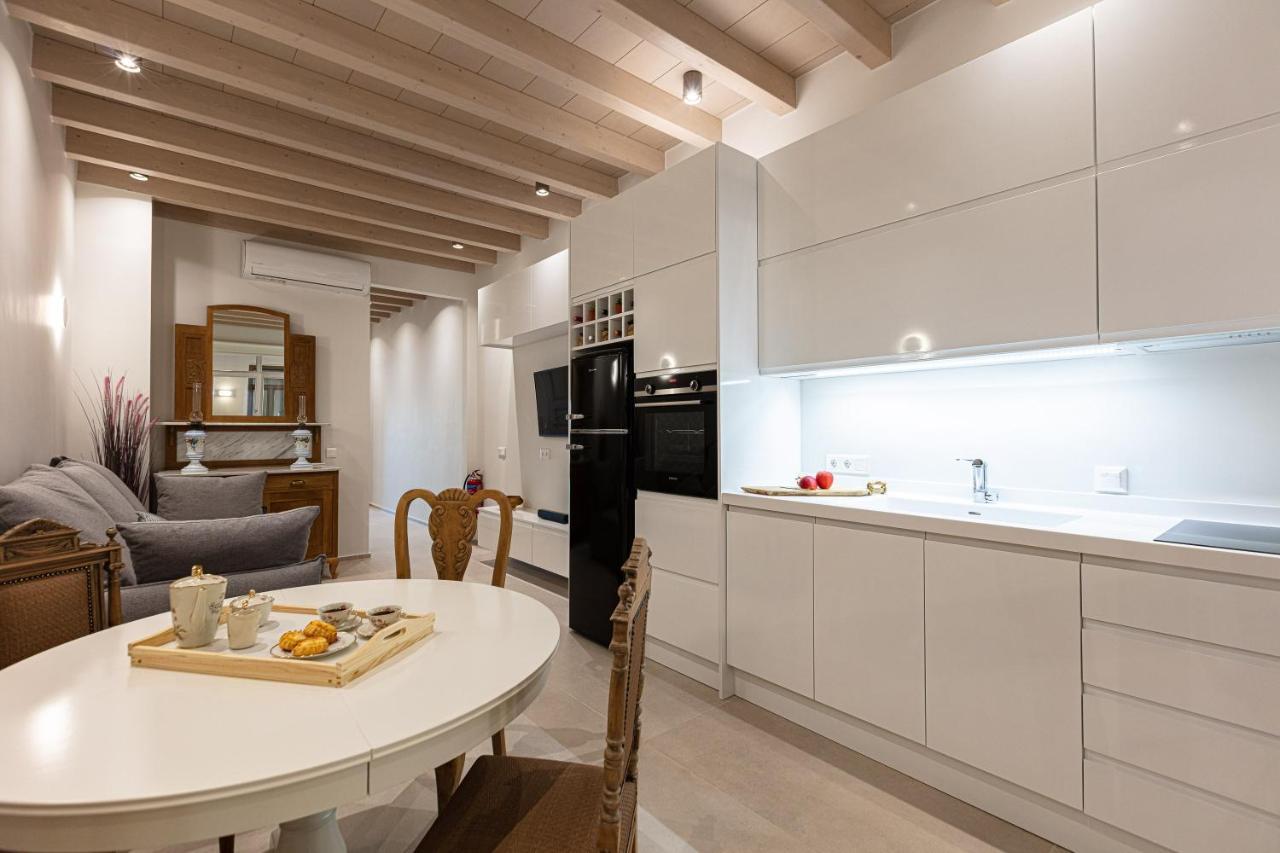 V77 Seafront Suites Resmo Dış mekan fotoğraf