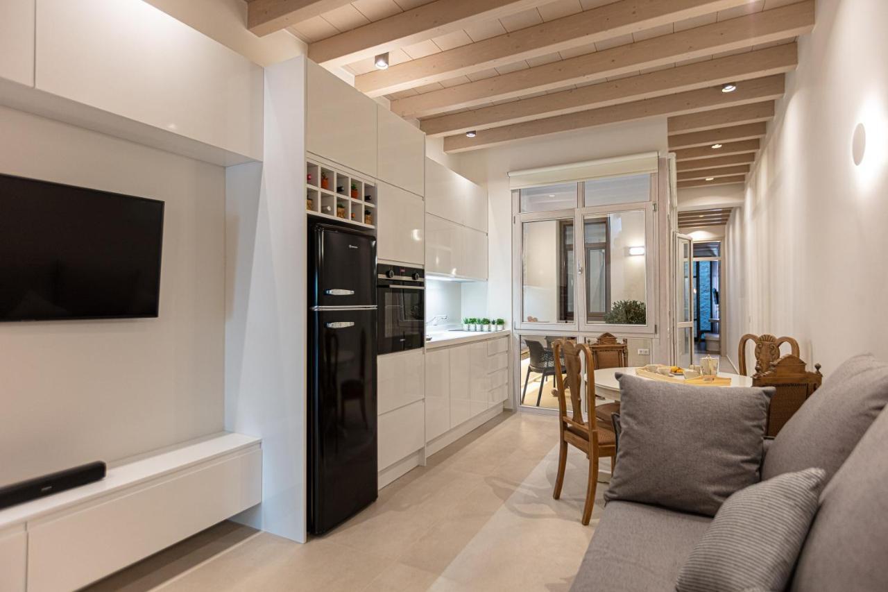 V77 Seafront Suites Resmo Dış mekan fotoğraf