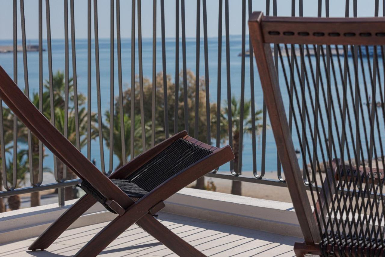 V77 Seafront Suites Resmo Dış mekan fotoğraf