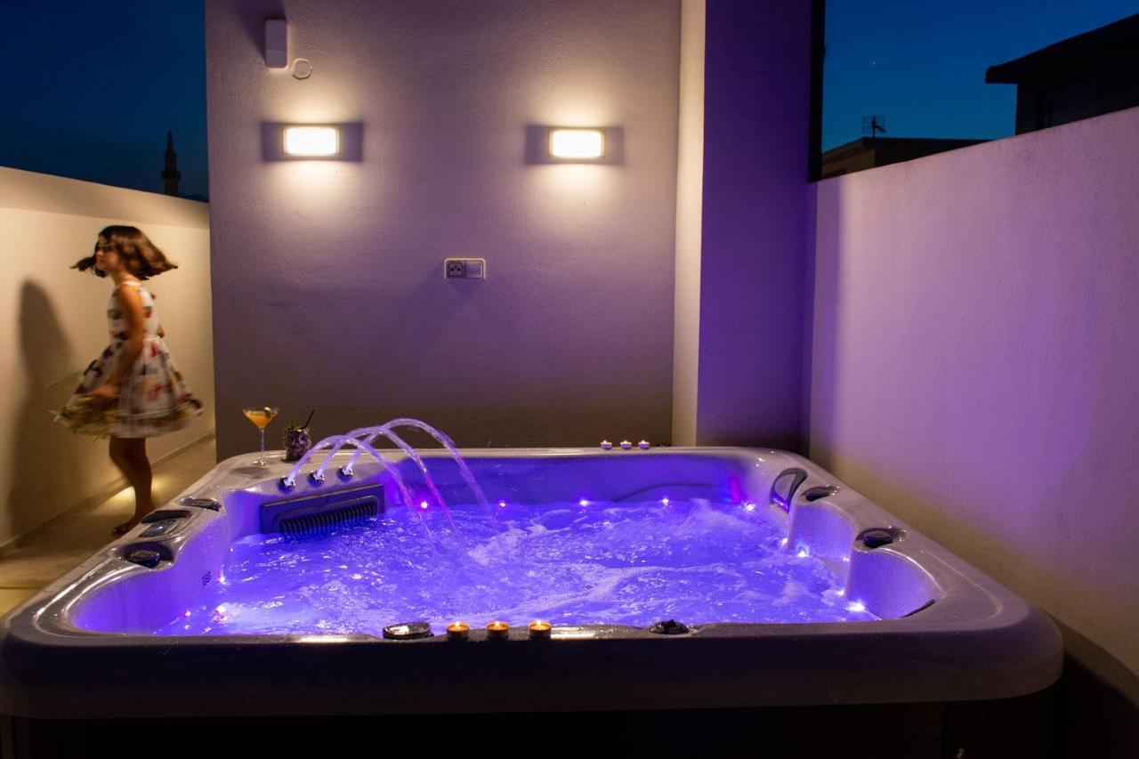 V77 Seafront Suites Resmo Dış mekan fotoğraf