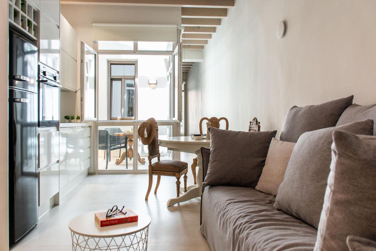 V77 Seafront Suites Resmo Dış mekan fotoğraf
