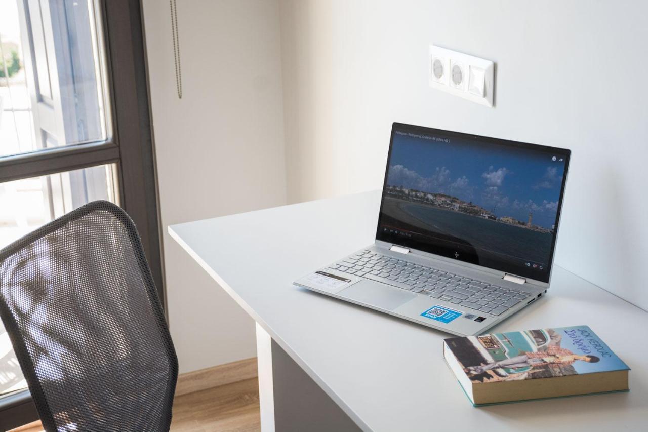 V77 Seafront Suites Resmo Dış mekan fotoğraf