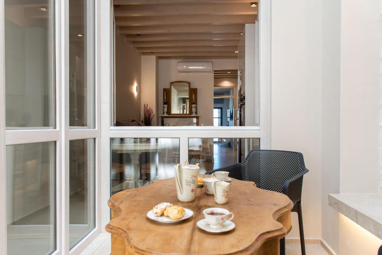 V77 Seafront Suites Resmo Dış mekan fotoğraf