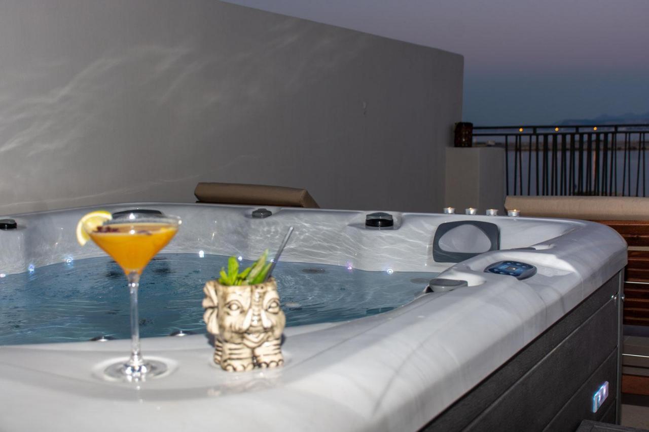 V77 Seafront Suites Resmo Dış mekan fotoğraf